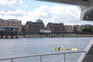 Vu depuis la navette fluviale du Tour de France : un bateau près de Rotherhithe Street (657x)
