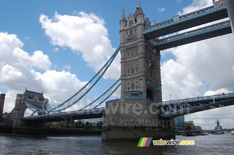 De Tower Bridge gezien vanaf de Tour de France shuttleboot (2)