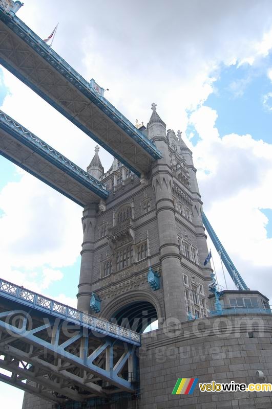 De Tower Bridge gezien vanaf de Tour de France shuttleboot (3)