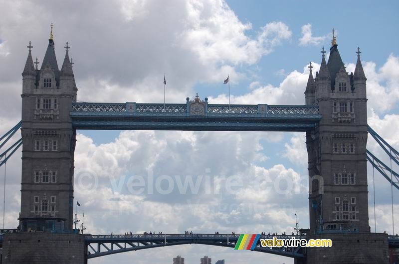 De Tower Bridge gezien vanaf de Tour de France shuttleboot (4)