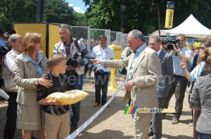 Ouverture Village Départ : Ken Livingstone, Bertrand Delanoë et le garçon avec les ciseaux (567x)