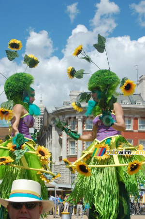 Les filles tournesol au Village Départ (612x)
