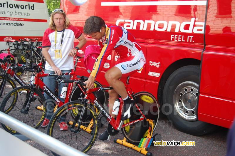 Enrico Degano de l'équipe Barloworld s'échauffe avant le prologue