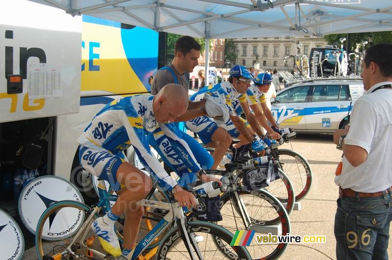 The AG2R team warming up (1)