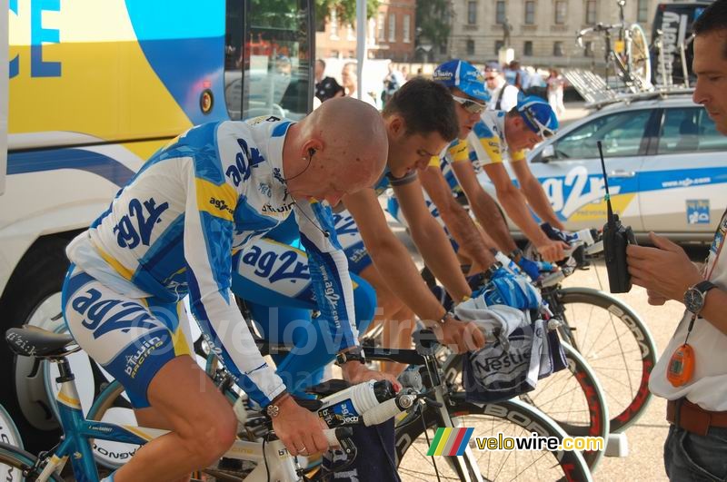 The AG2R team warming up (2)
