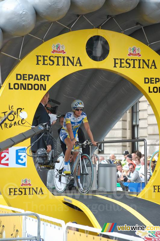 John Gadret van AG2R bij de start van zijn proloog