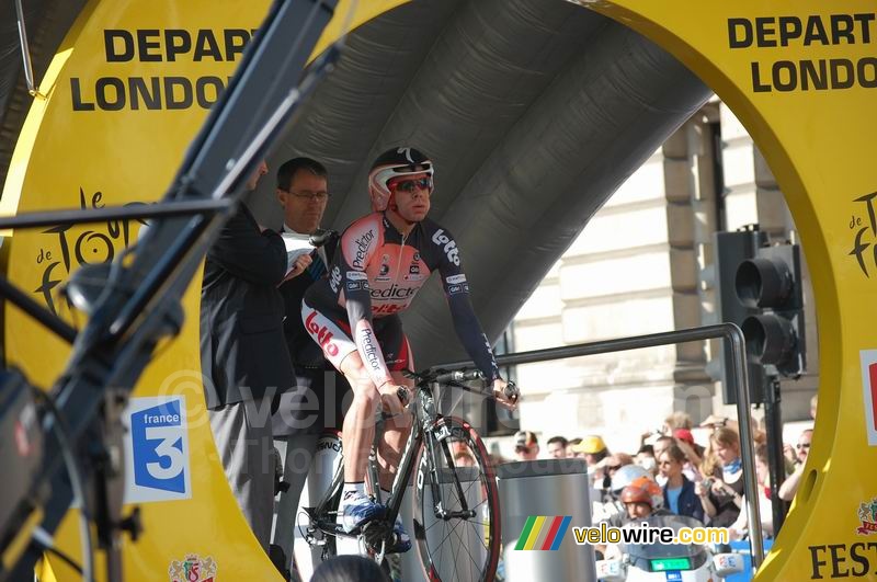 Predictor-Lotto's Cadel Evans at the start of his prologue (1)