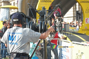 La caméra de France Télévisions au départ du prologue à Londres (602x)