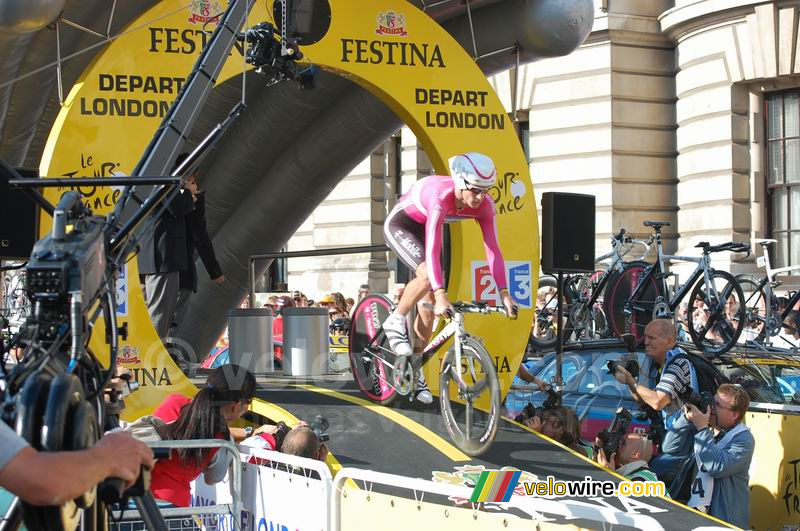 Michael Rogers de T-Mobile au départ de son prologue (2)