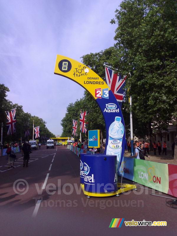 De startboog van de eerste etappe Londen > Canterbury