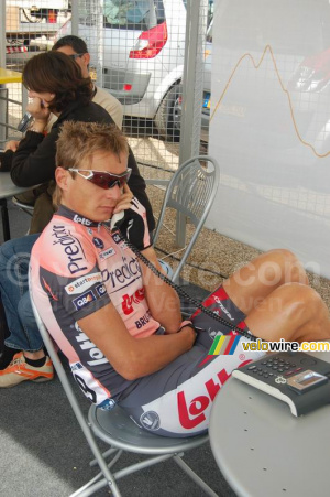 Wim Vansevenant au téléphone (574x)
