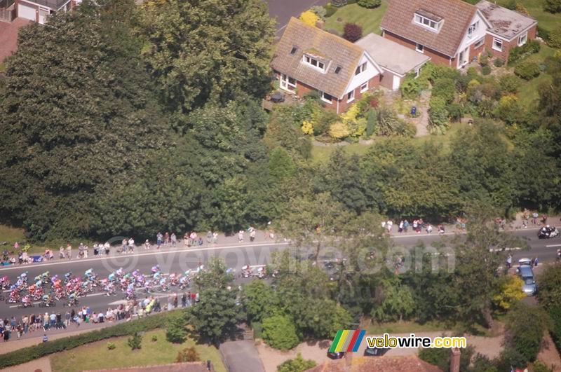 The pack of riders seen from the helicopter (2)