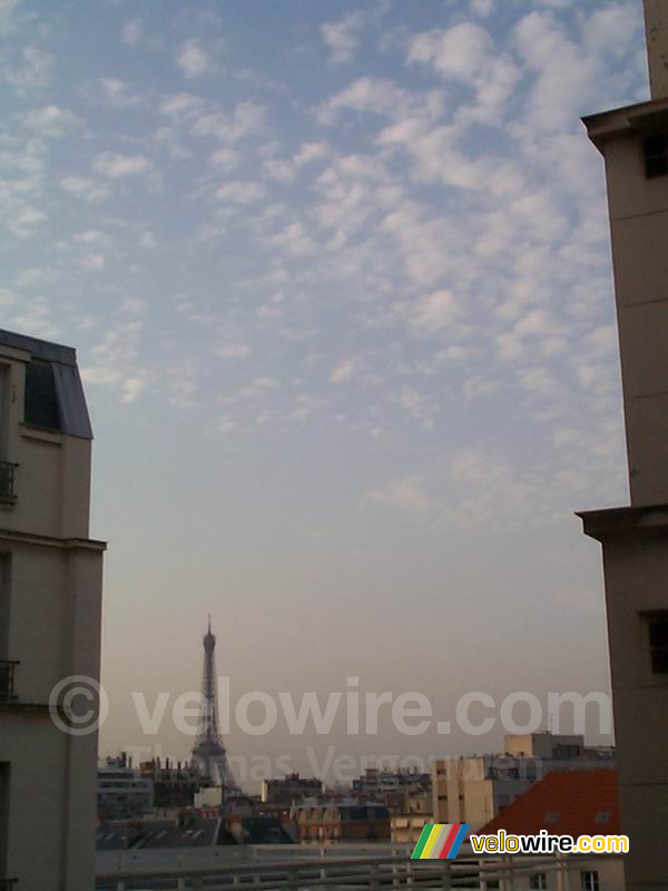 La Tour Eiffel dans la pollution