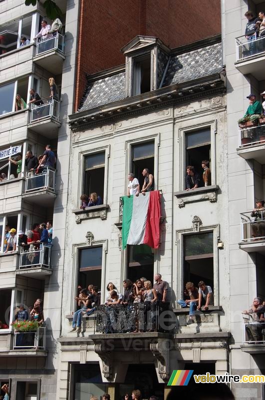 Spectateurs sur leurs balcons à Gand (1)