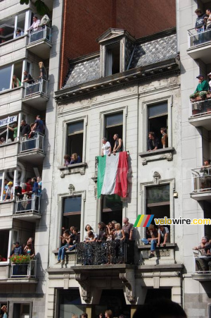 Spectateurs sur leurs balcons à Gand (1) (534x)