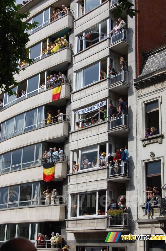 Spectateurs sur leurs balcons à Gand (2)