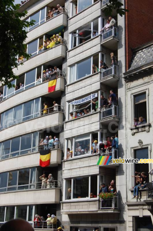 Spectateurs sur leurs balcons à Gand (2) (519x)