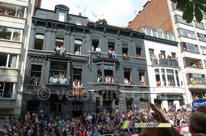 Spectators hanging out of their windows in Ghent (3)