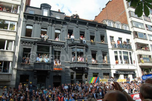 Spectateurs sur leurs balcons à Gand (3) (552x)