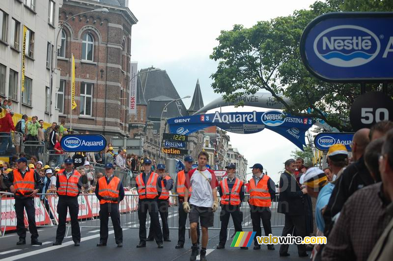 Après l'arrivée des coureurs ils bloquent la route à Gand