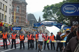 Après l'arrivée des coureurs ils bloquent la route à Gand (545x)