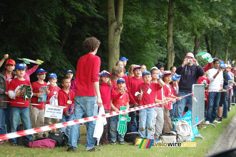 Des enfants d'un centre de loisirs juste avant l'arrivée à Compiègne