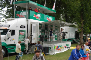 Le camion d'animation de PMU (661x)