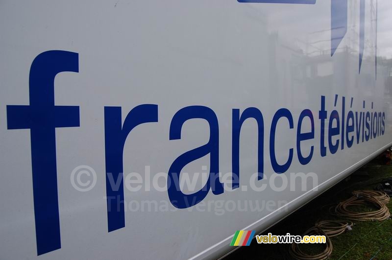 Het logo France Télévisions op één van de vrachtwagens