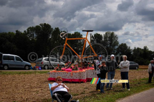 Le char 'Vélo à l'échelle 3:1' du Carnaval de Sergines (740x)