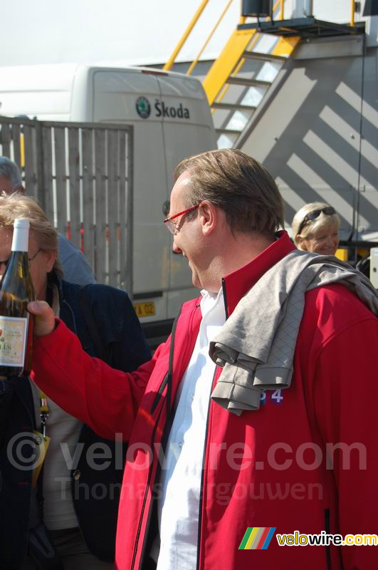 Laurent Fignon met een fles in de hand