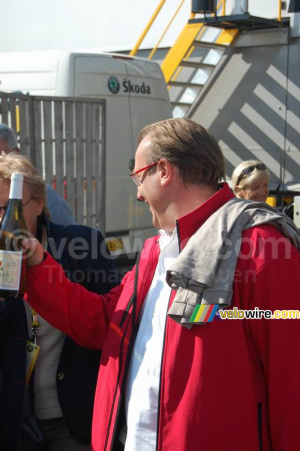 Laurent Fignon with a bottle in his hand (635x)