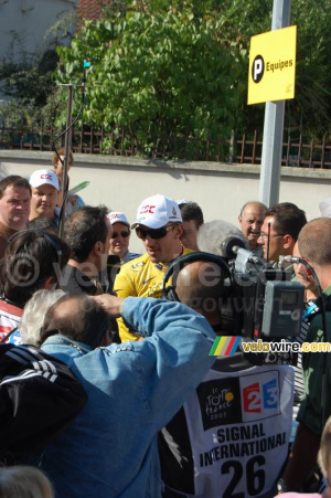 Fabian Cancellara (CSC) en maillot jaune (1) (545x)