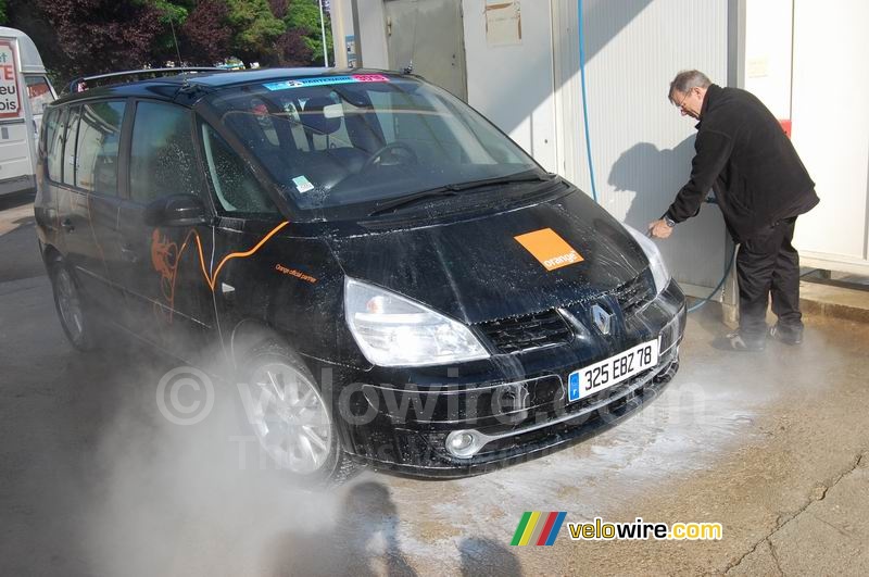 De dagelijkse wasbeurt van de auto van Jean-Franois Rault