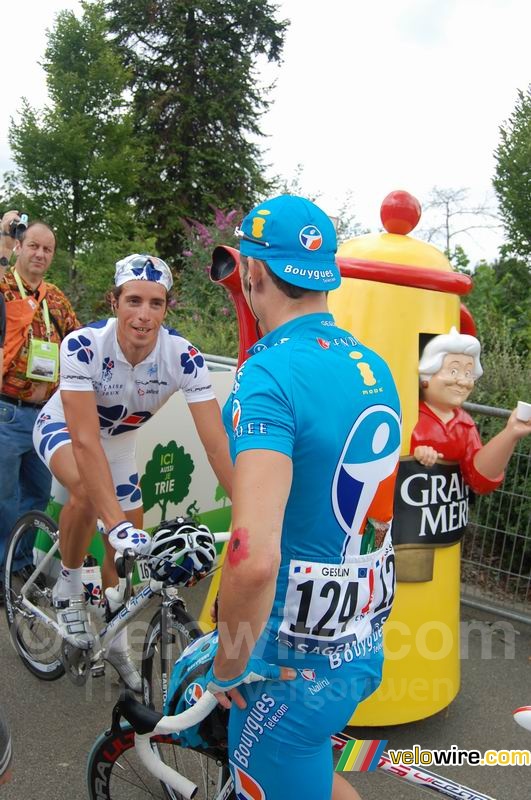 Anthony Geslin (Bouygues Telecom) talking to Sébastien Chavanel (Française des Jeux) in front of the Grand Mère coffeepot