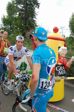 Anthony Geslin (Bouygues Telecom) parle avec Sébastien Chavanel (Française des Jeux) devant la cafétière Grand Mère (812x)