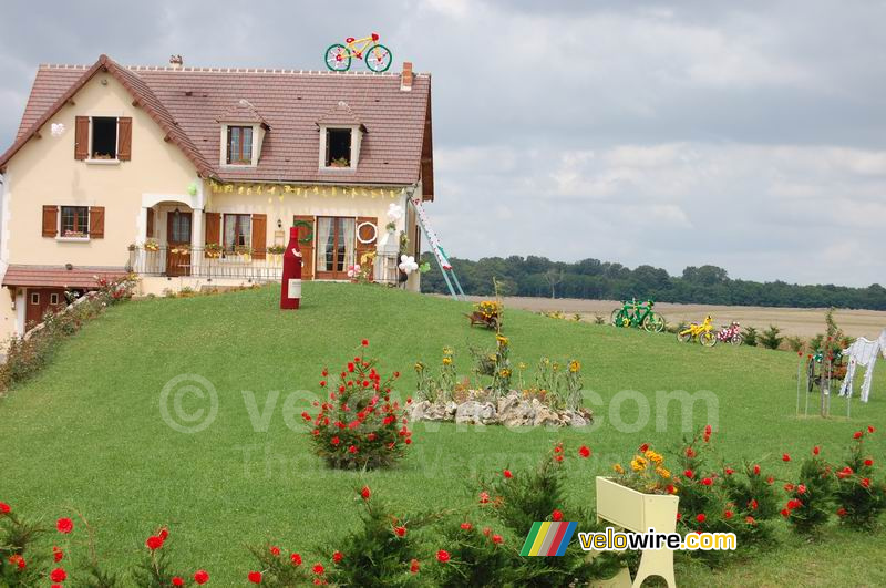 A richely decorated house not far from Chablis