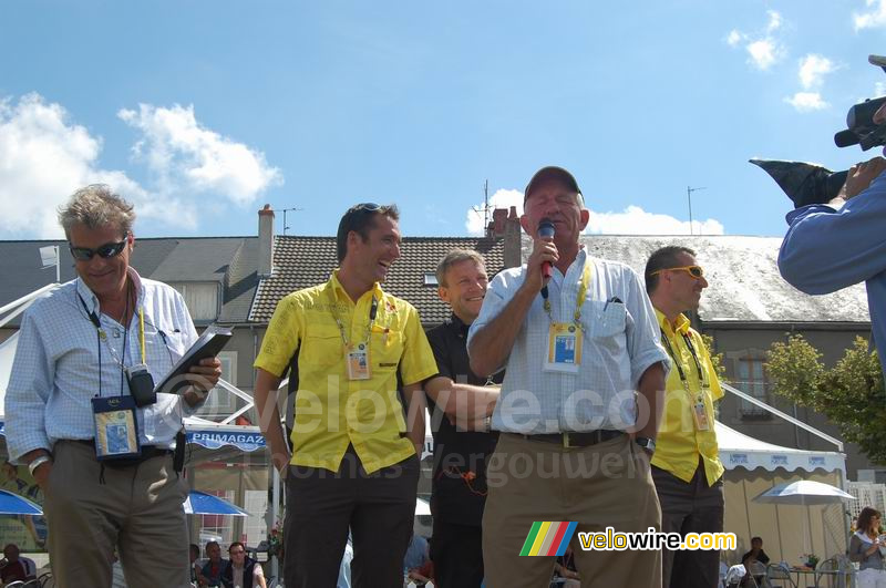 Een groepje oud renners in het Relais Etape van Saint-Lger-sous-Beuvray