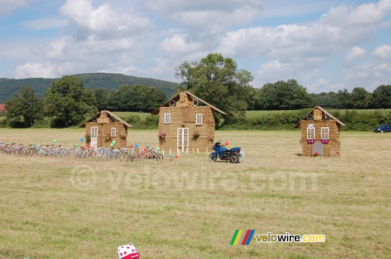 Quelques vélos et de petites maisons fait de foin