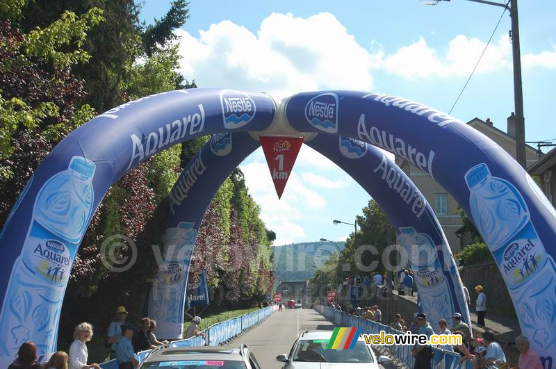 La flamme rouge à 1 kilomètre de l'arrivée à Autun