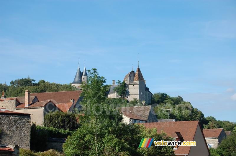 Un château avec le toit typique qu'on trouve dans la région autour de Beaune