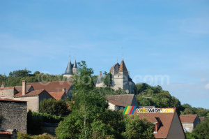 A castle with the typical roofs of the area around Beaune (609x)