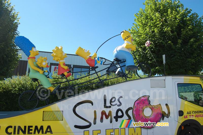 La famille des Simpsons dans la caravane publicitaire sur son tandem