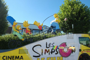 The Simpsons family in the advertising caravan on its tandem (829x)