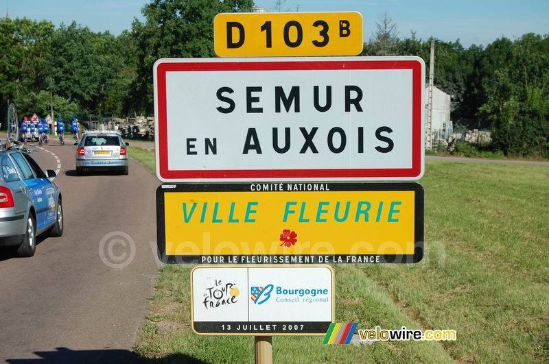 Een speciaal Tour de France bordje in Semur-en-Auxois
