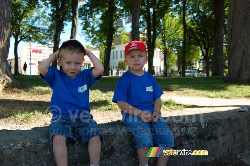 Twee jonge Tour-fans in Semur-en-Auxois