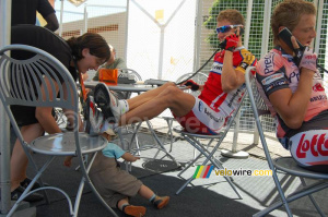 Quand un coureur s'assoit comme ça, il peut s'attendre à un enfant qui joue sous ses jambes (613x)
