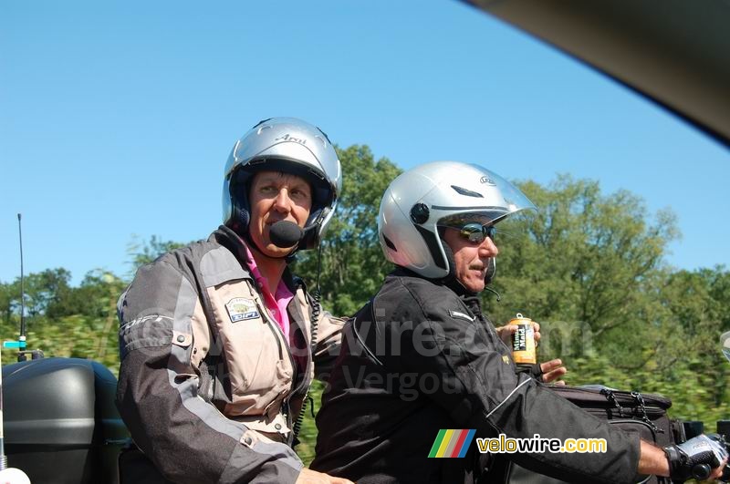Gio Lippens en zijn motorrijder Guido van Calster voor NOS Radio Tour de France