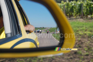 Le peloton arrive - dans le rétro de la voiture Mavic (584x)