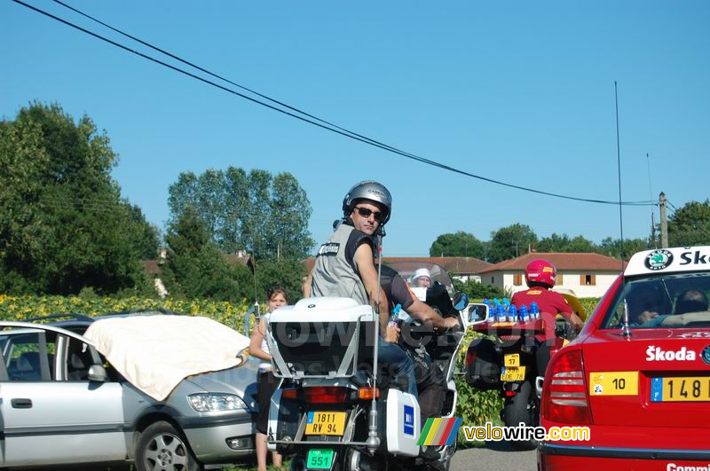 Laurent Jalabert regarde la voiture Mavic derrière lui