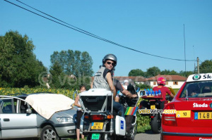 Laurent Jalabert looks at the Mavic car behind him (718x)
